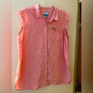 Columbia Sports wear sleeveless collar button up top.